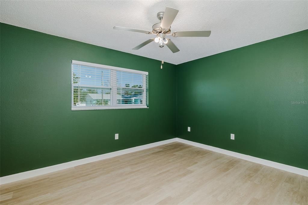 待售: $225,000 (2 贝兹, 1 浴室, 975 平方英尺)