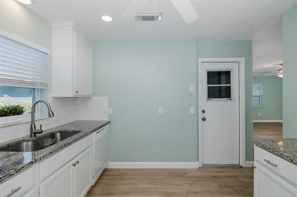 待售: $225,000 (2 贝兹, 1 浴室, 975 平方英尺)