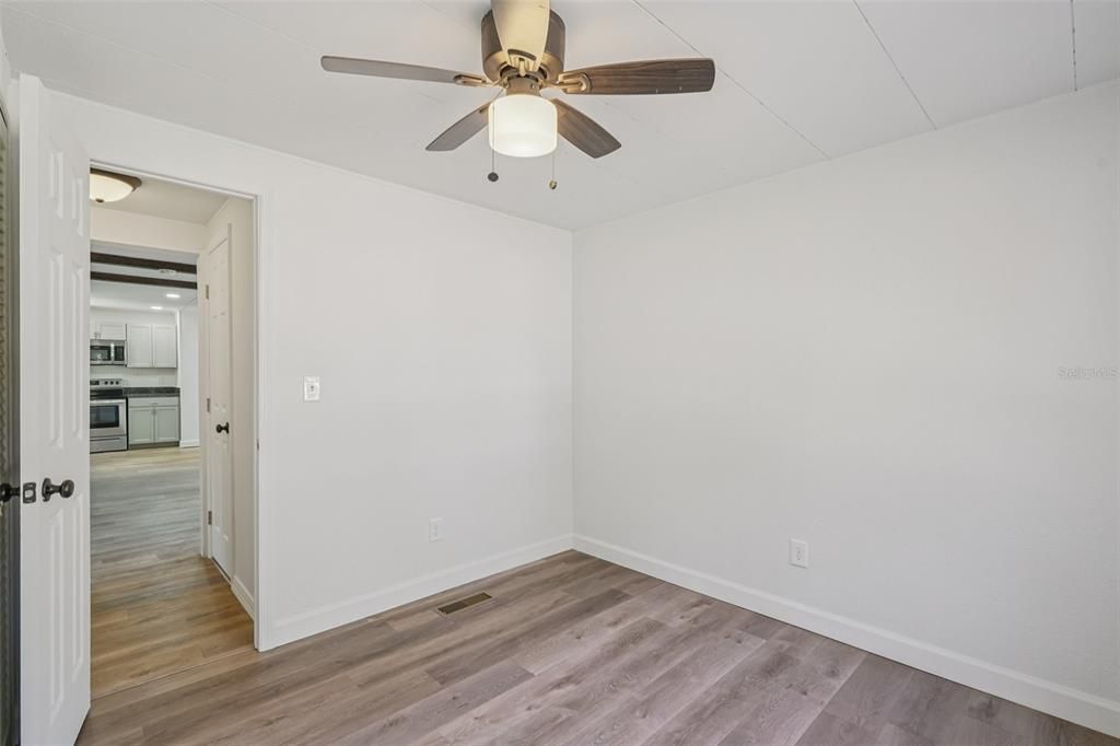 На продажу: $139,900 (2 спален, 2 ванн, 1068 Квадратных фут)