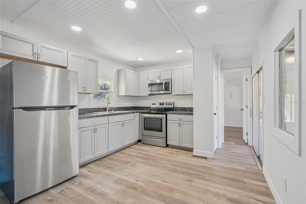 На продажу: $139,900 (2 спален, 2 ванн, 1068 Квадратных фут)