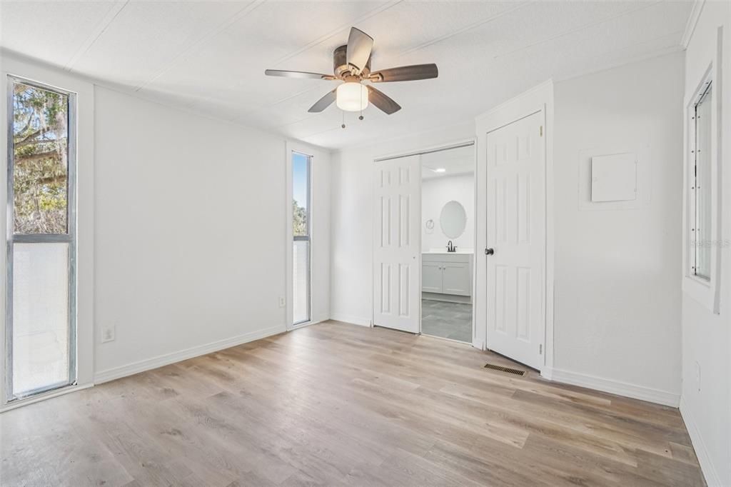 На продажу: $139,900 (2 спален, 2 ванн, 1068 Квадратных фут)