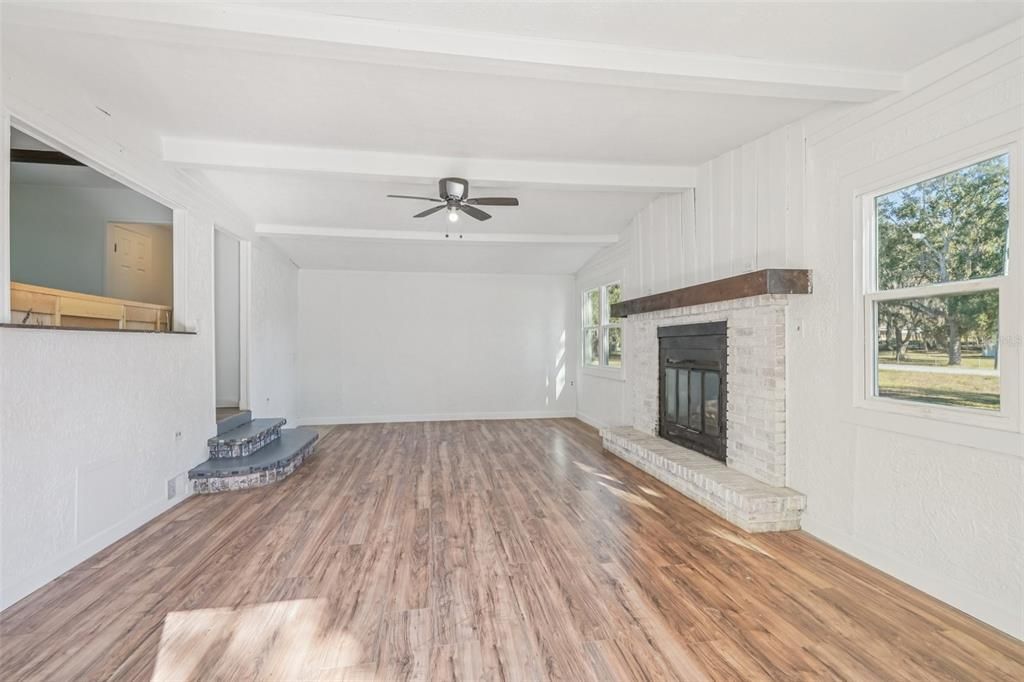 На продажу: $139,900 (2 спален, 2 ванн, 1068 Квадратных фут)