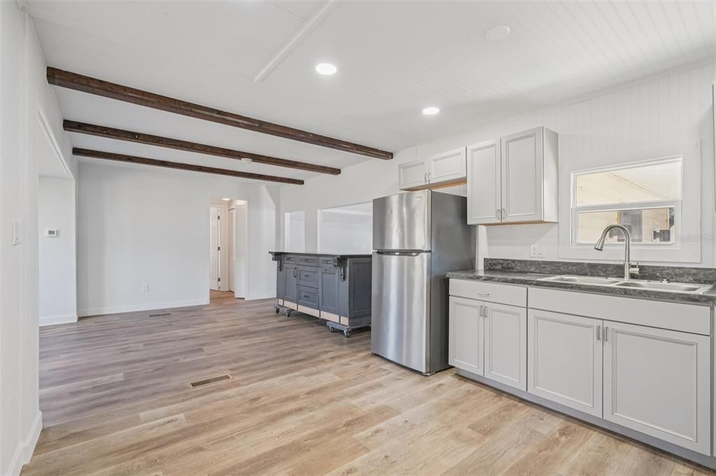 На продажу: $139,900 (2 спален, 2 ванн, 1068 Квадратных фут)