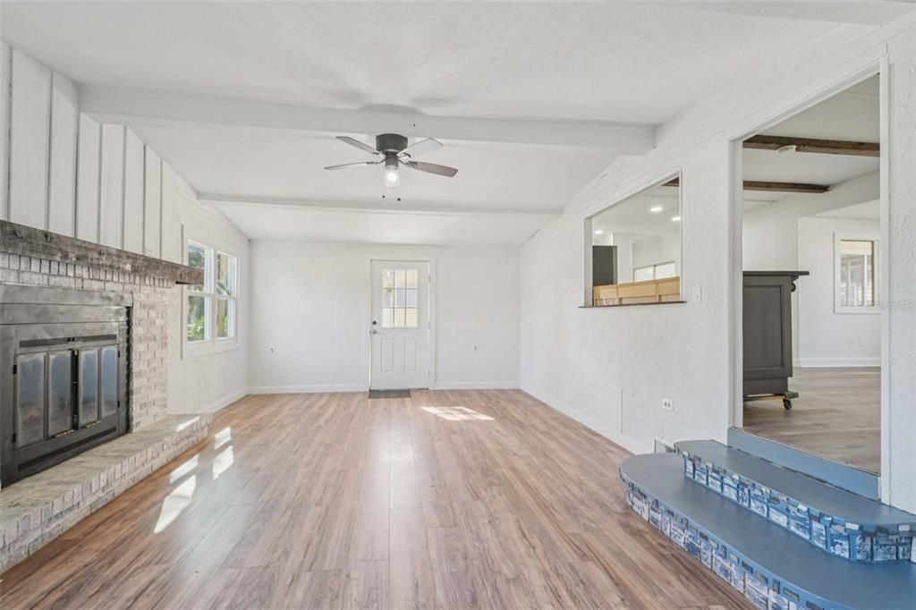 На продажу: $139,900 (2 спален, 2 ванн, 1068 Квадратных фут)