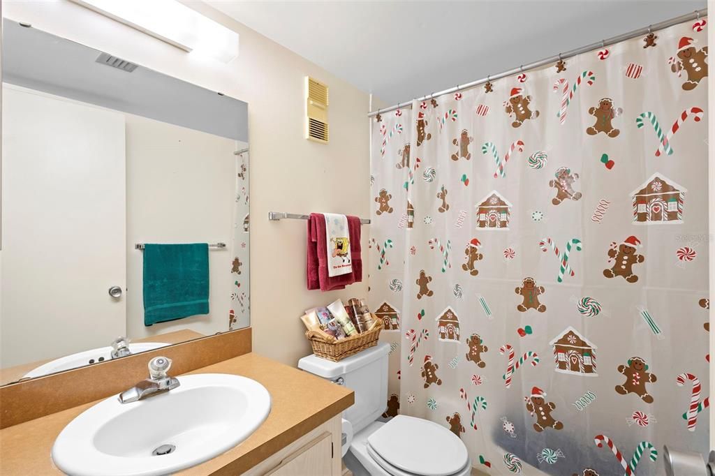 На продажу: $165,900 (2 спален, 2 ванн, 897 Квадратных фут)