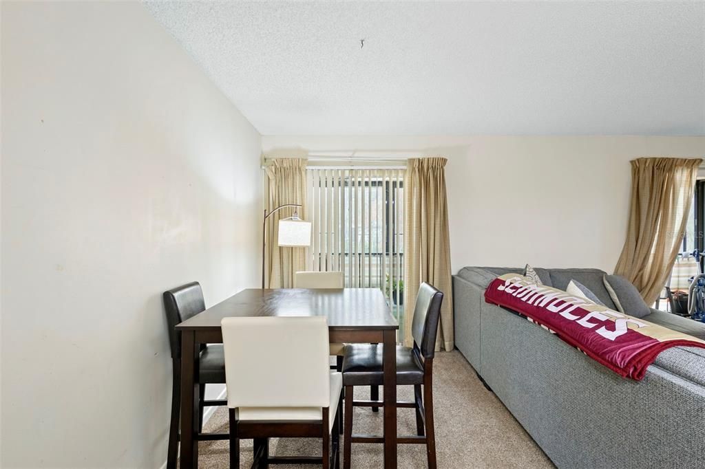 На продажу: $165,900 (2 спален, 2 ванн, 897 Квадратных фут)