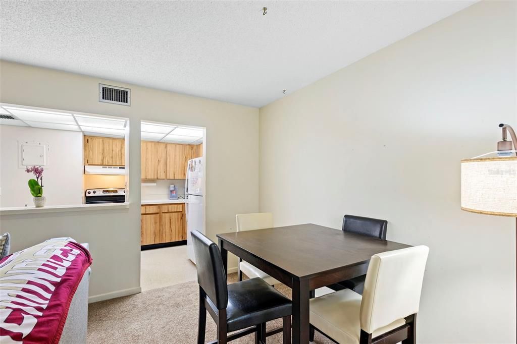 На продажу: $165,900 (2 спален, 2 ванн, 897 Квадратных фут)