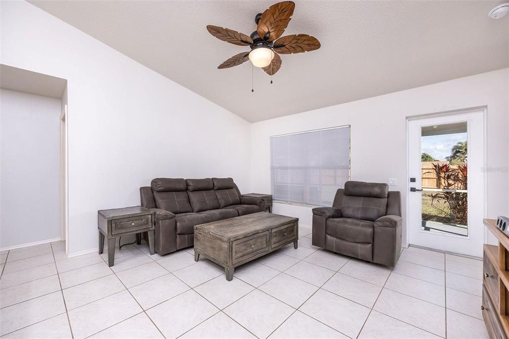 For Sale: $295,000 (3 beds, 2 baths, 1177 Square Feet)