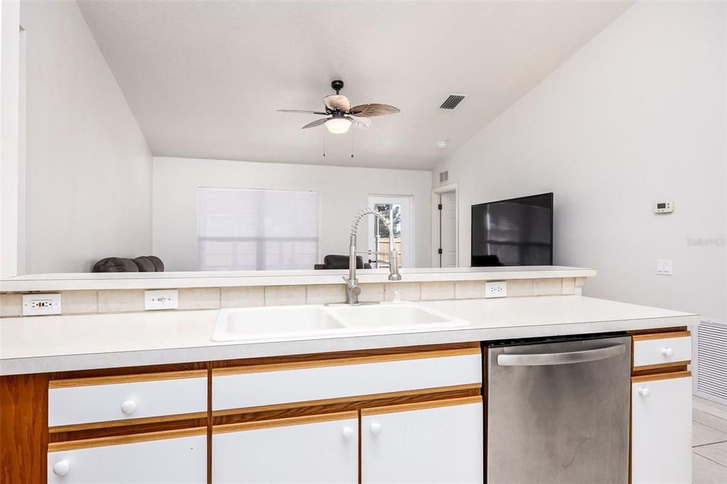 For Sale: $295,000 (3 beds, 2 baths, 1177 Square Feet)