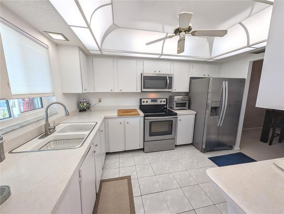 For Sale: $158,800 (2 beds, 2 baths, 1144 Square Feet)