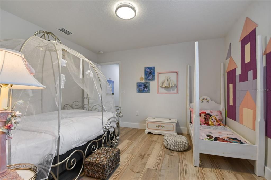 For Sale: $610,000 (6 beds, 4 baths, 3142 Square Feet)