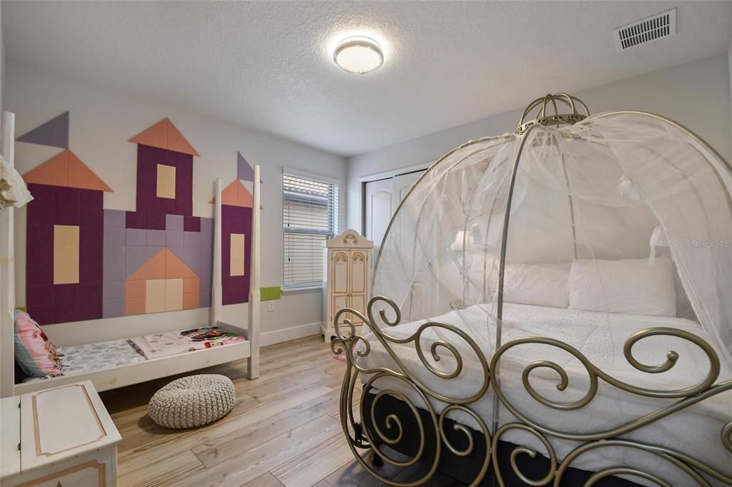 For Sale: $610,000 (6 beds, 4 baths, 3142 Square Feet)