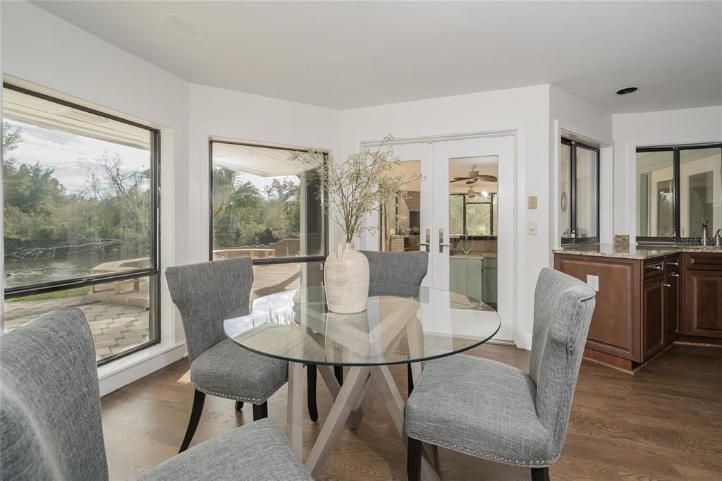 待售: $1,150,000 (5 贝兹, 3 浴室, 4242 平方英尺)