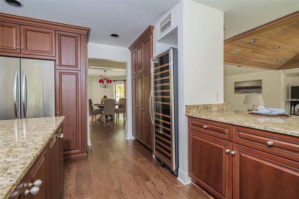 待售: $1,150,000 (5 贝兹, 3 浴室, 4242 平方英尺)