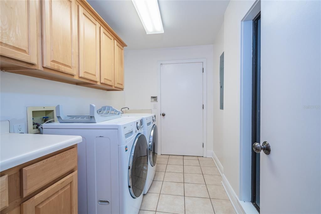 待售: $1,150,000 (5 贝兹, 3 浴室, 4242 平方英尺)