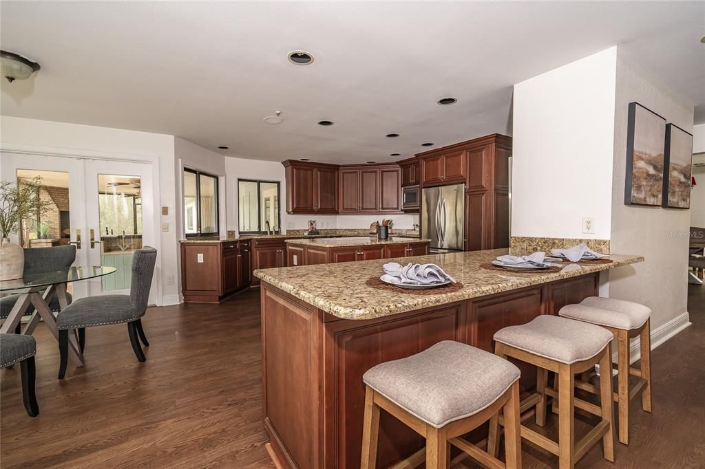 待售: $1,150,000 (5 贝兹, 3 浴室, 4242 平方英尺)