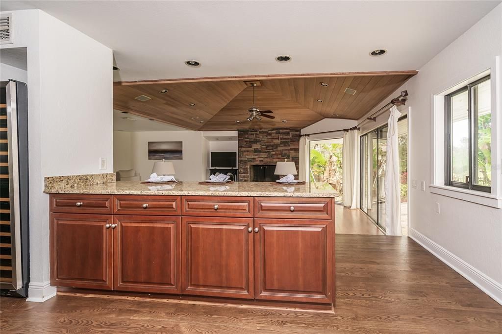 待售: $1,150,000 (5 贝兹, 3 浴室, 4242 平方英尺)