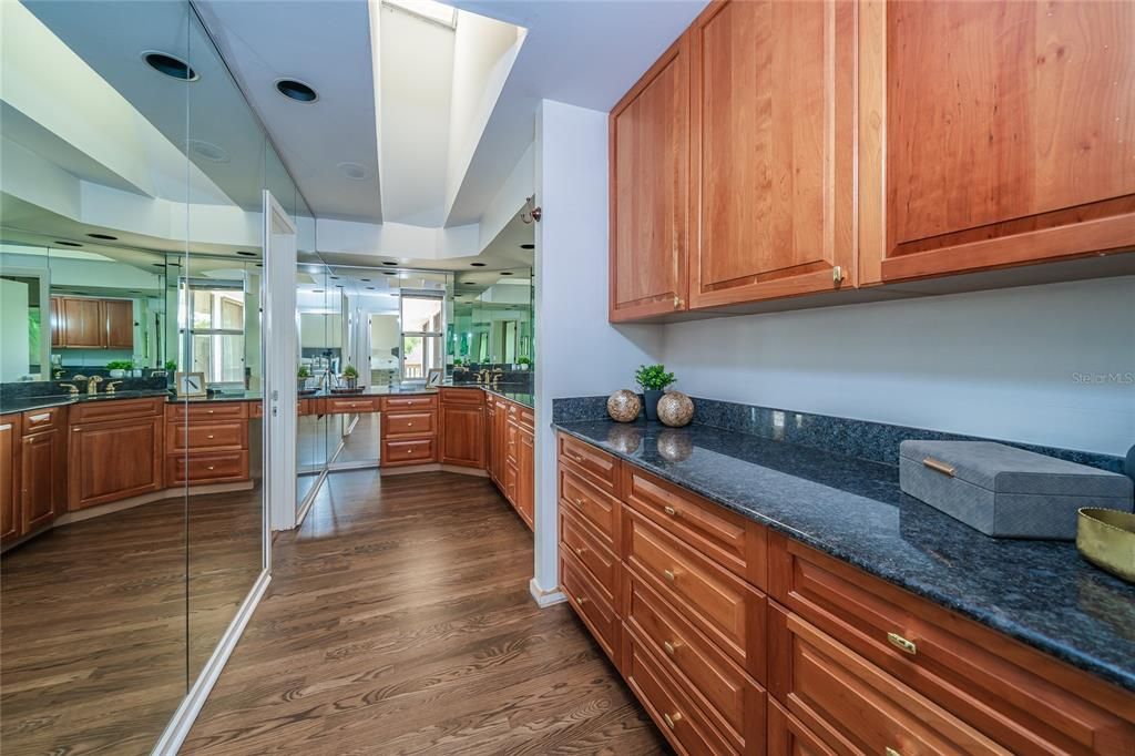 待售: $1,150,000 (5 贝兹, 3 浴室, 4242 平方英尺)