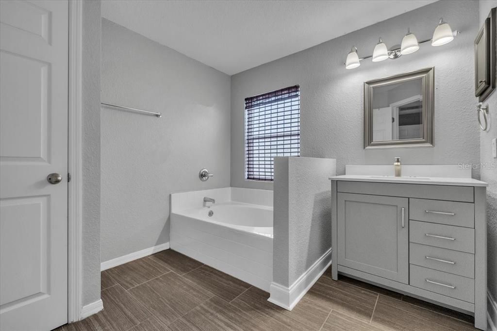 待售: $440,000 (4 贝兹, 3 浴室, 2455 平方英尺)