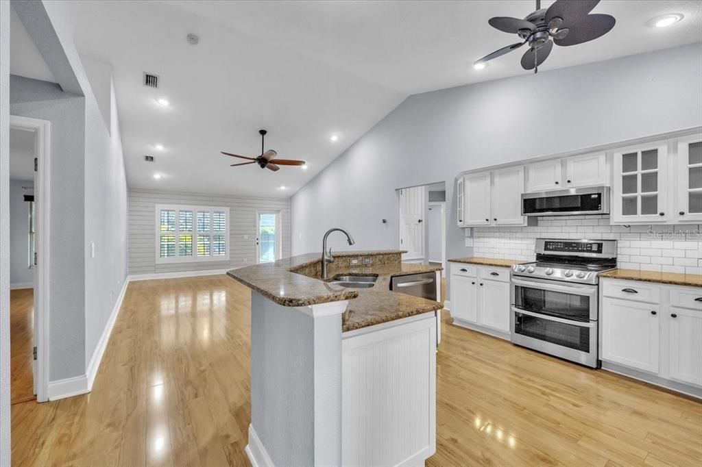 待售: $440,000 (4 贝兹, 3 浴室, 2455 平方英尺)