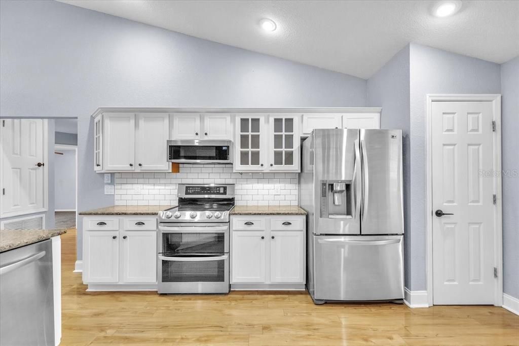 待售: $440,000 (4 贝兹, 3 浴室, 2455 平方英尺)