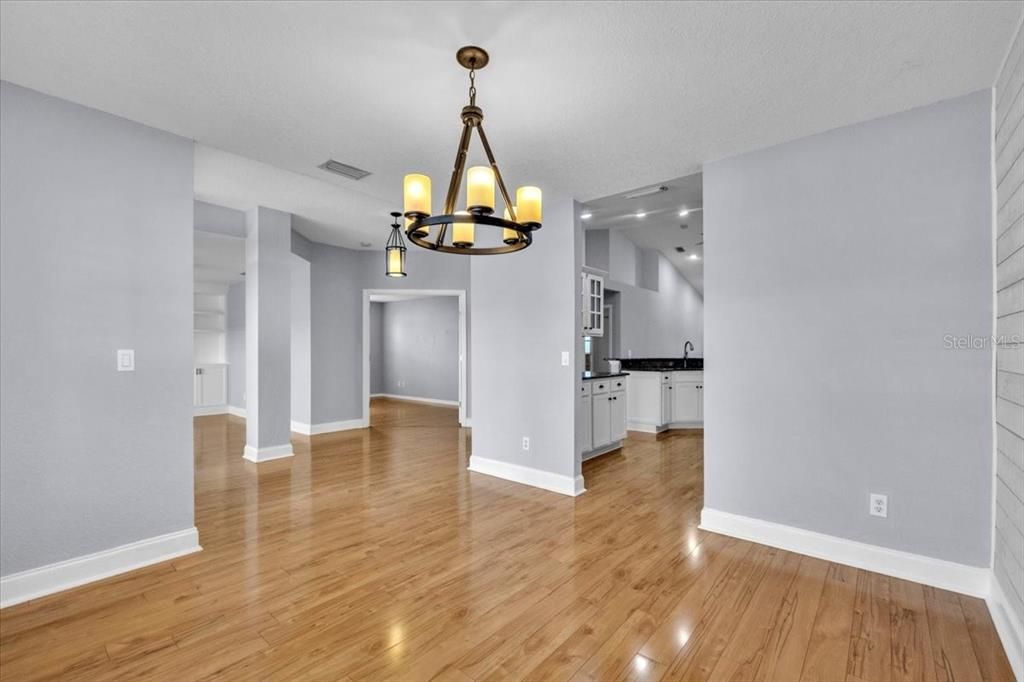 待售: $440,000 (4 贝兹, 3 浴室, 2455 平方英尺)