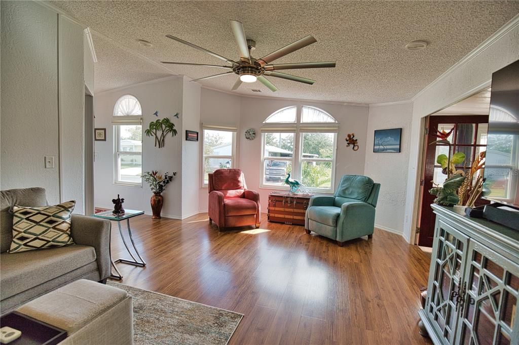 На продажу: $199,999 (2 спален, 2 ванн, 1534 Квадратных фут)