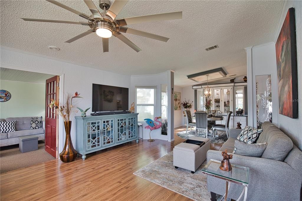 На продажу: $199,999 (2 спален, 2 ванн, 1534 Квадратных фут)