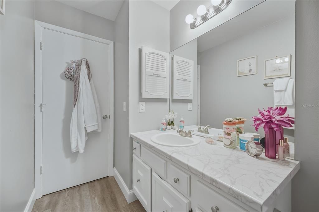 На продажу: $241,000 (2 спален, 2 ванн, 922 Квадратных фут)