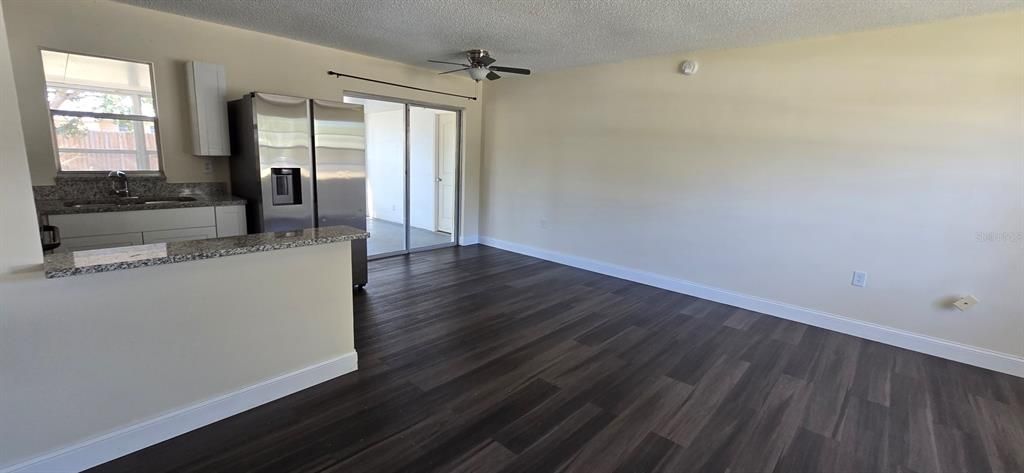 出租: $1,500 (3 贝兹, 1 浴室, 924 平方英尺)