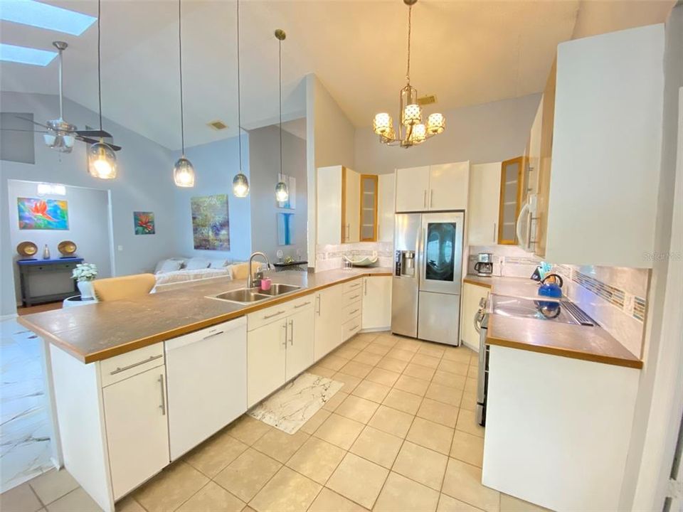 В аренду: $4,000 (4 спален, 3 ванн, 2567 Квадратных фут)