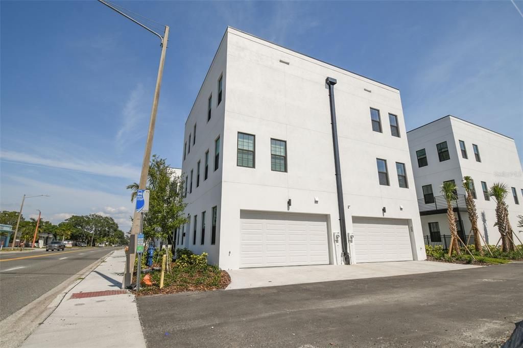 合同活跃: $715,000 (3 贝兹, 3 浴室, 2079 平方英尺)