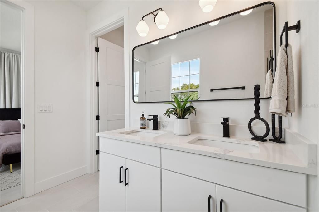 合同活跃: $715,000 (3 贝兹, 3 浴室, 2079 平方英尺)