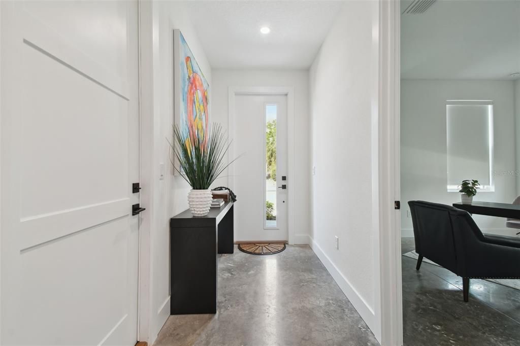 合同活跃: $715,000 (3 贝兹, 3 浴室, 2079 平方英尺)