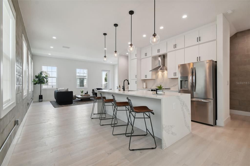 合同活跃: $715,000 (3 贝兹, 3 浴室, 2079 平方英尺)