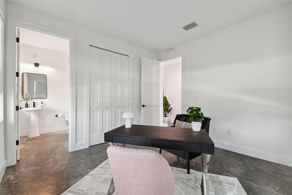 合同活跃: $715,000 (3 贝兹, 3 浴室, 2079 平方英尺)