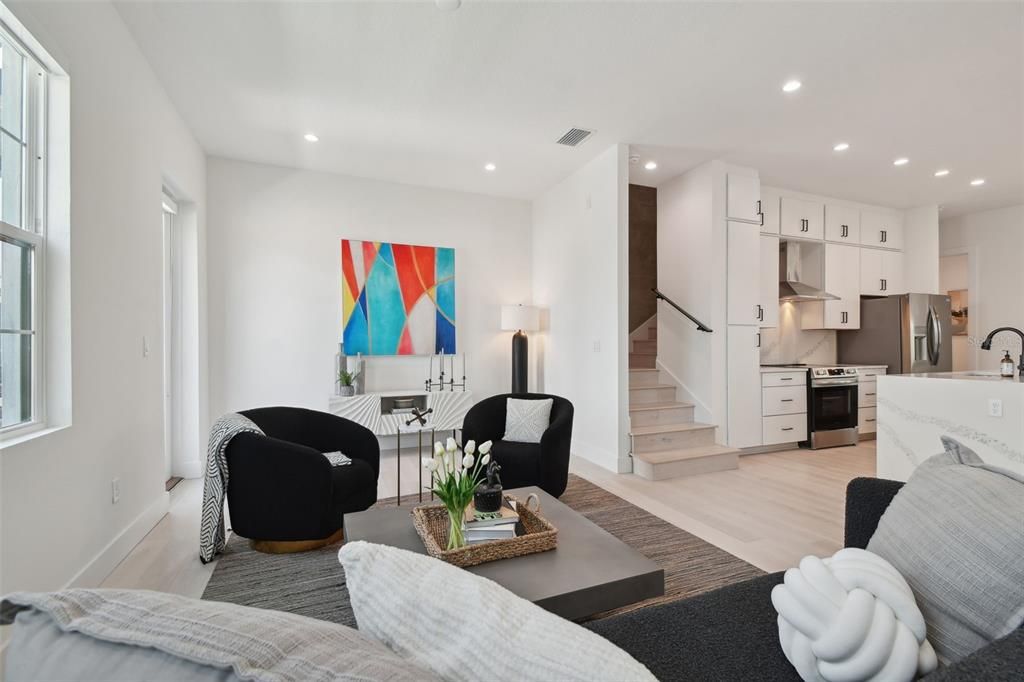 合同活跃: $715,000 (3 贝兹, 3 浴室, 2079 平方英尺)