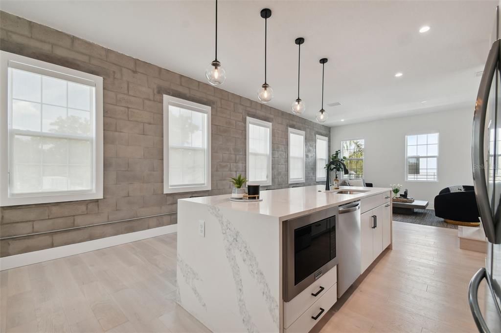 合同活跃: $715,000 (3 贝兹, 3 浴室, 2079 平方英尺)