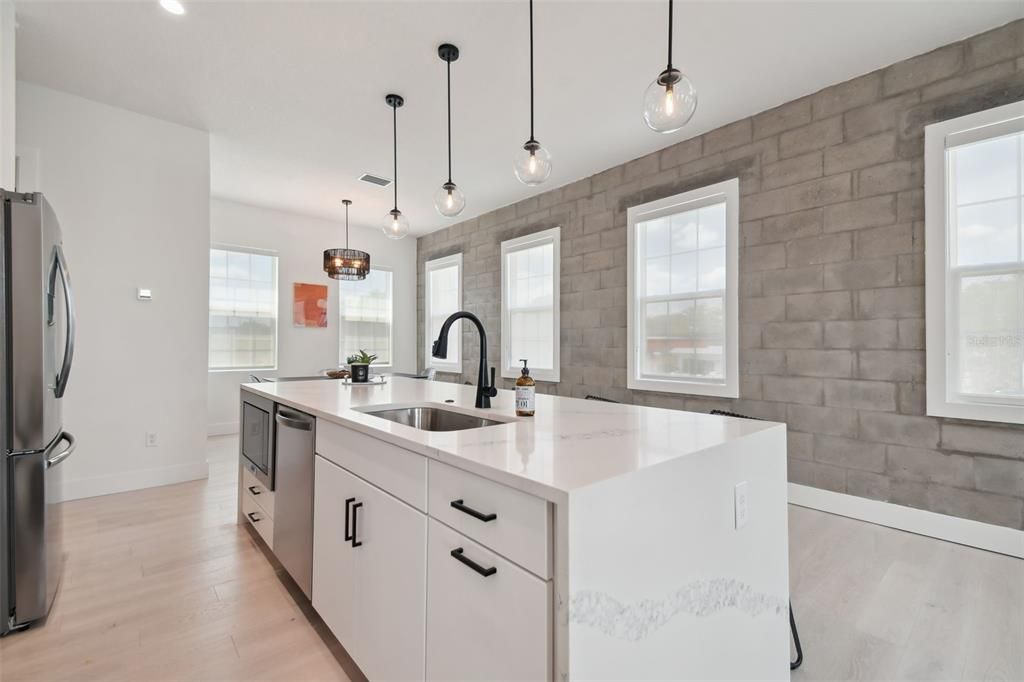 合同活跃: $715,000 (3 贝兹, 3 浴室, 2079 平方英尺)