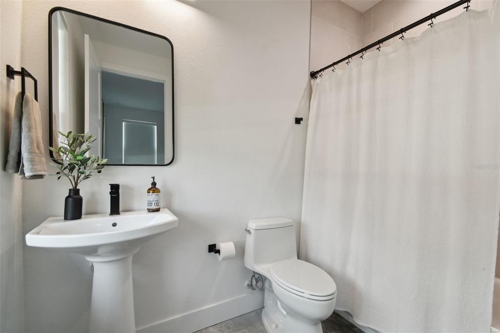 合同活跃: $715,000 (3 贝兹, 3 浴室, 2079 平方英尺)