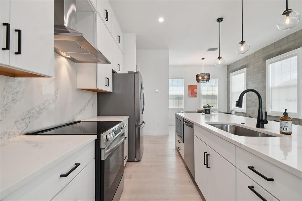 合同活跃: $715,000 (3 贝兹, 3 浴室, 2079 平方英尺)