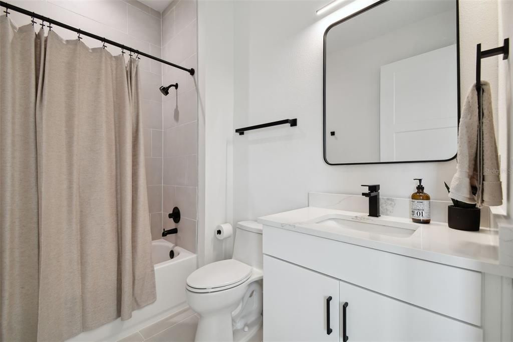 合同活跃: $715,000 (3 贝兹, 3 浴室, 2079 平方英尺)