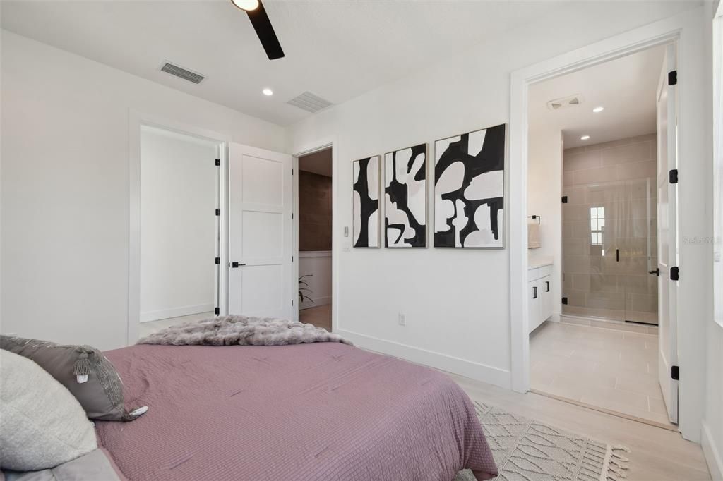 合同活跃: $715,000 (3 贝兹, 3 浴室, 2079 平方英尺)