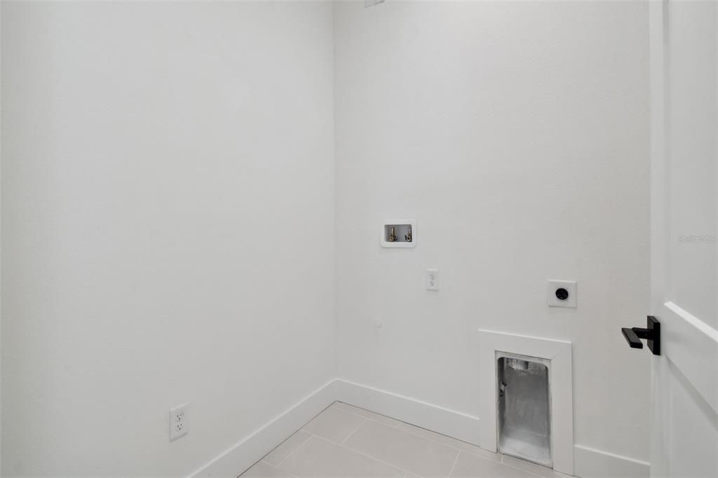 合同活跃: $715,000 (3 贝兹, 3 浴室, 2079 平方英尺)