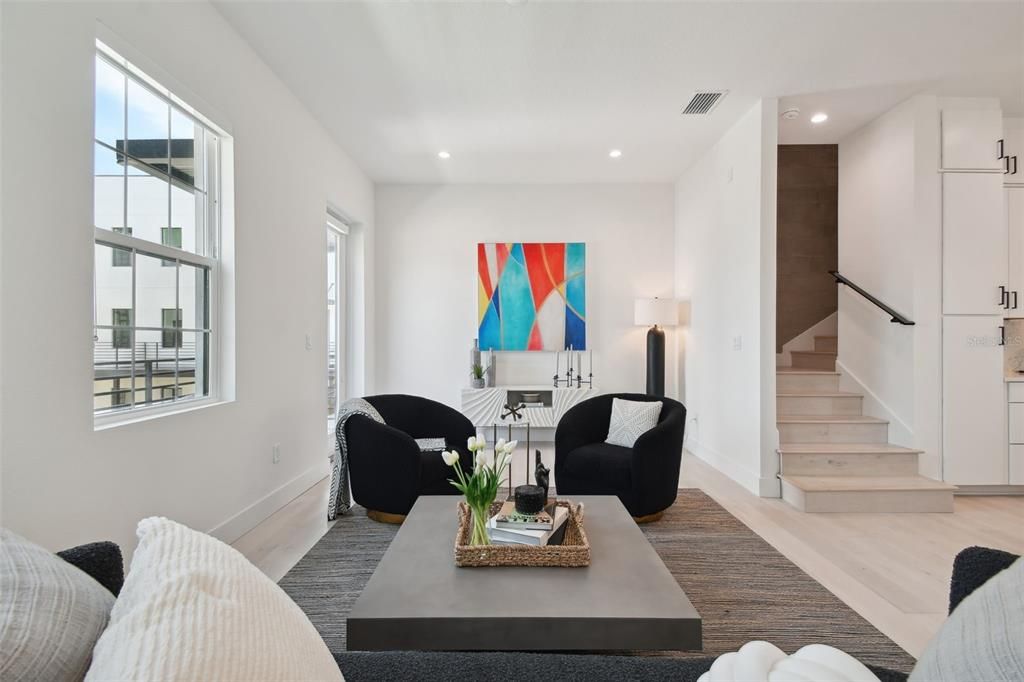 合同活跃: $715,000 (3 贝兹, 3 浴室, 2079 平方英尺)