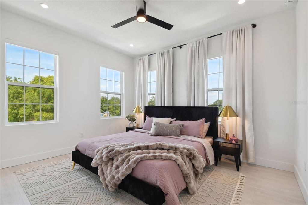 合同活跃: $715,000 (3 贝兹, 3 浴室, 2079 平方英尺)