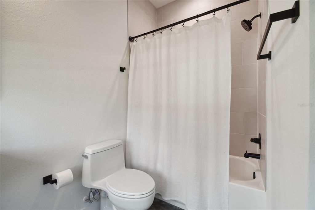 合同活跃: $715,000 (3 贝兹, 3 浴室, 2079 平方英尺)