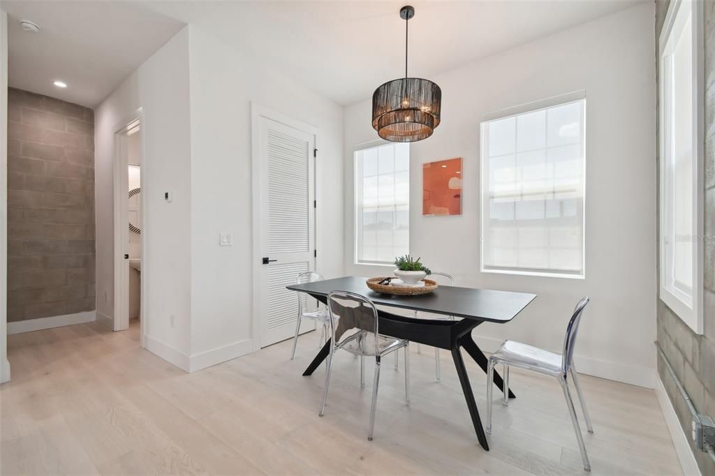 合同活跃: $715,000 (3 贝兹, 3 浴室, 2079 平方英尺)