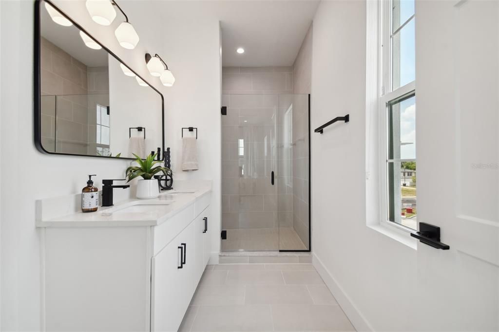 合同活跃: $715,000 (3 贝兹, 3 浴室, 2079 平方英尺)