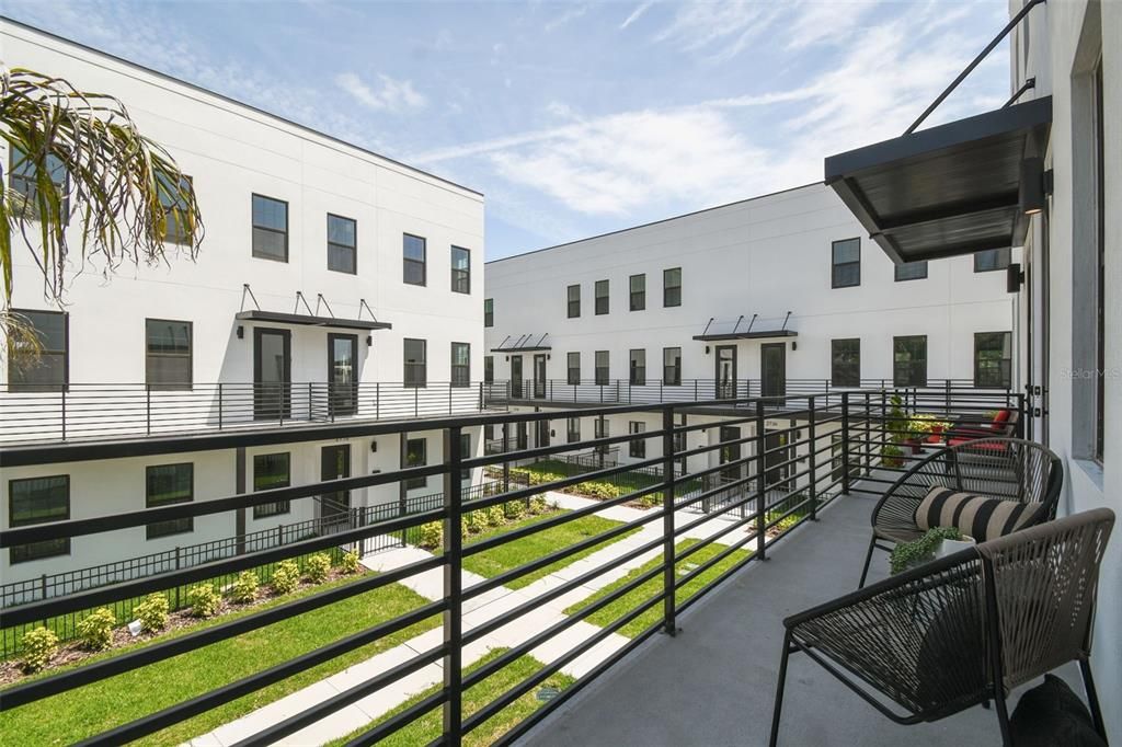 合同活跃: $715,000 (3 贝兹, 3 浴室, 2079 平方英尺)